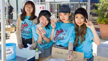 Volunteers wearing 2018 Chubu Walkathon T-shirts
