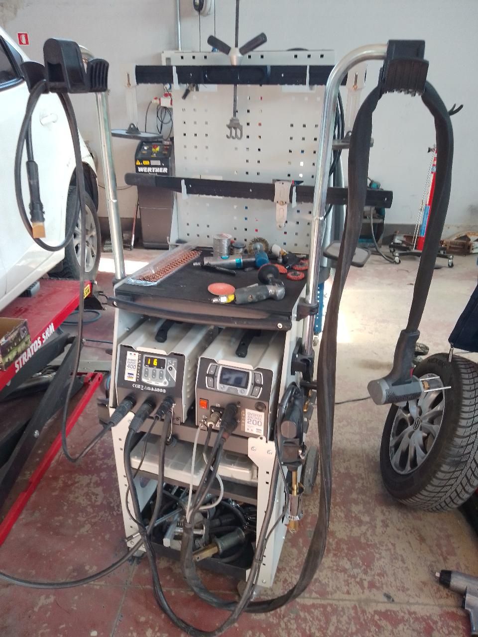 postazione computerizzata per riparazione auto ibride