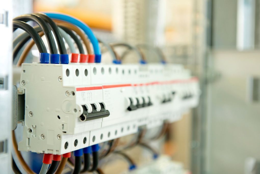 Interruttori elettrici con fili colorati collegati in un pannello.