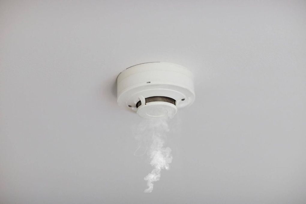 Rilevatore di fumo bianco montato sul soffitto