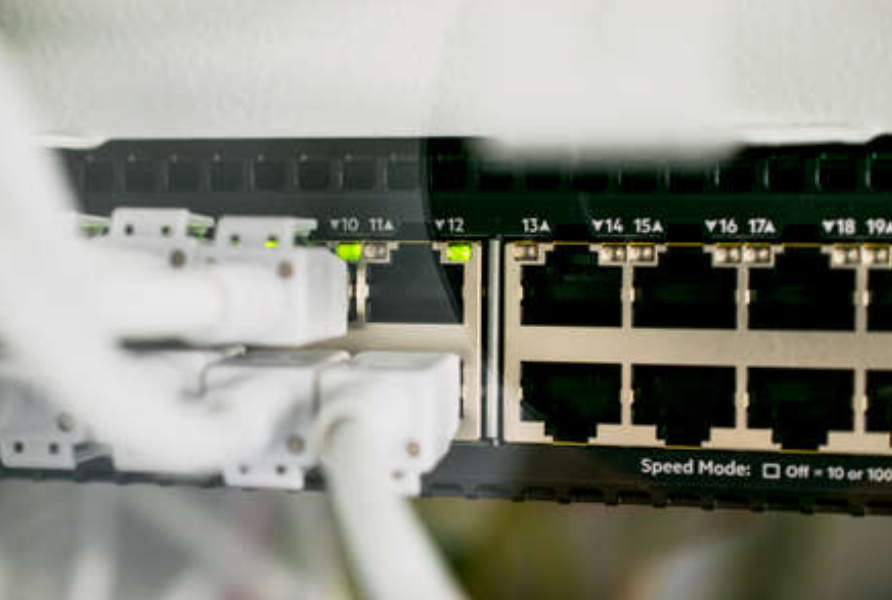 Elettricista che utilizza il multimetro sul quadro elettrico, indossando i guanti.