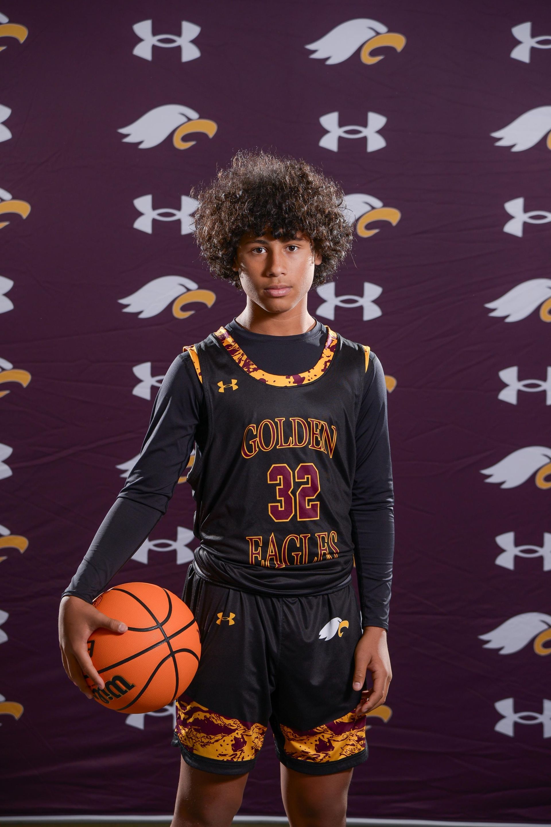 Maroon and gold eagle head, facing right.