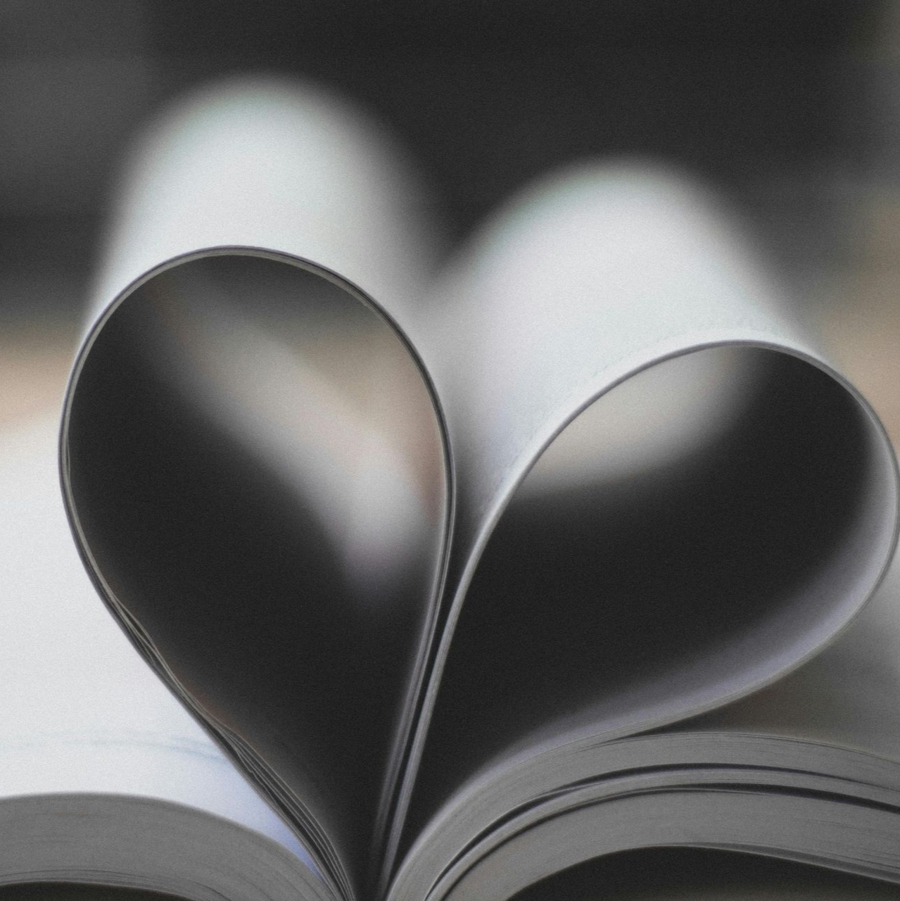 פתחו ספר עם דפים מקופלים ליצירת צורת לב.