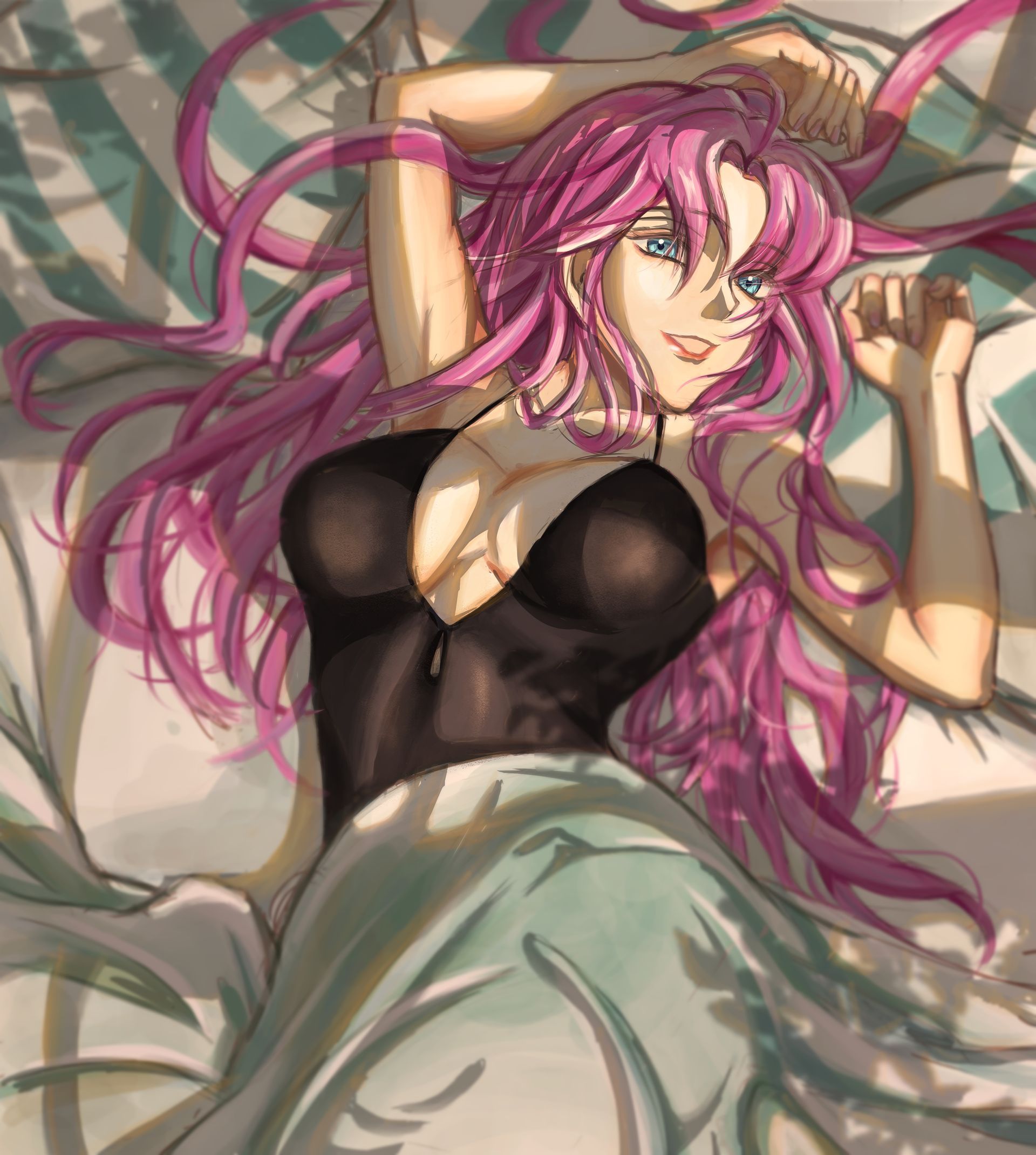 一個粉紅色頭髮的女人穿著黑色緊身衣躺在床上。