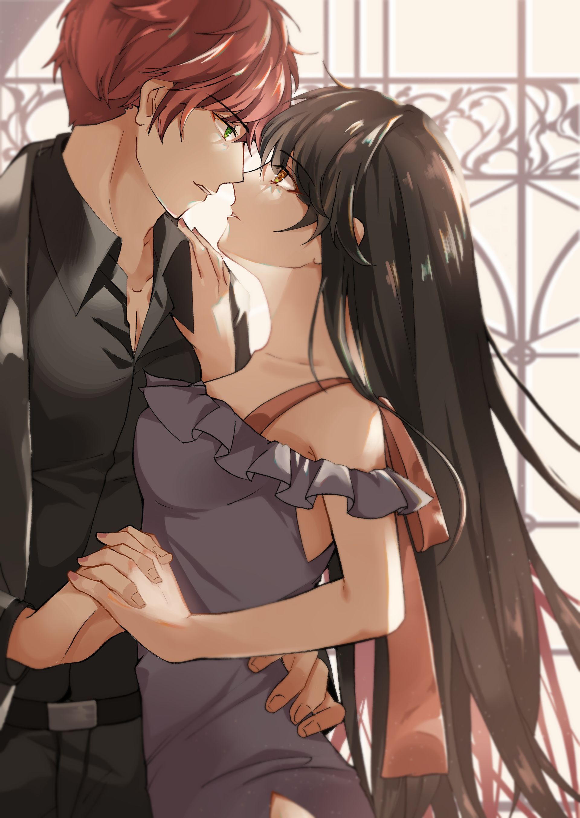 一個男人和一個女人正在窗前接吻。