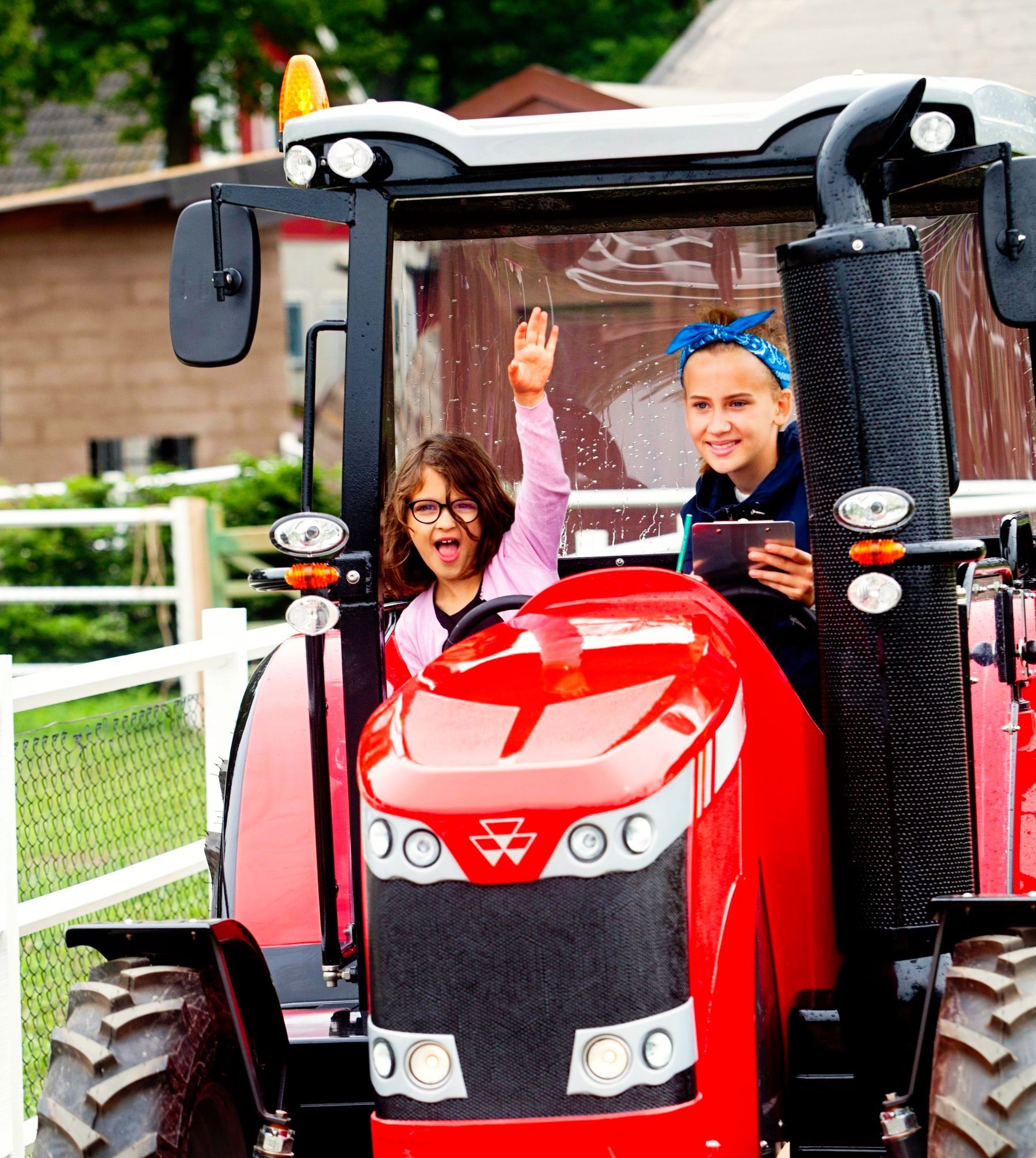Ta ett eget traktorkörkort i Skånes Djurpark!