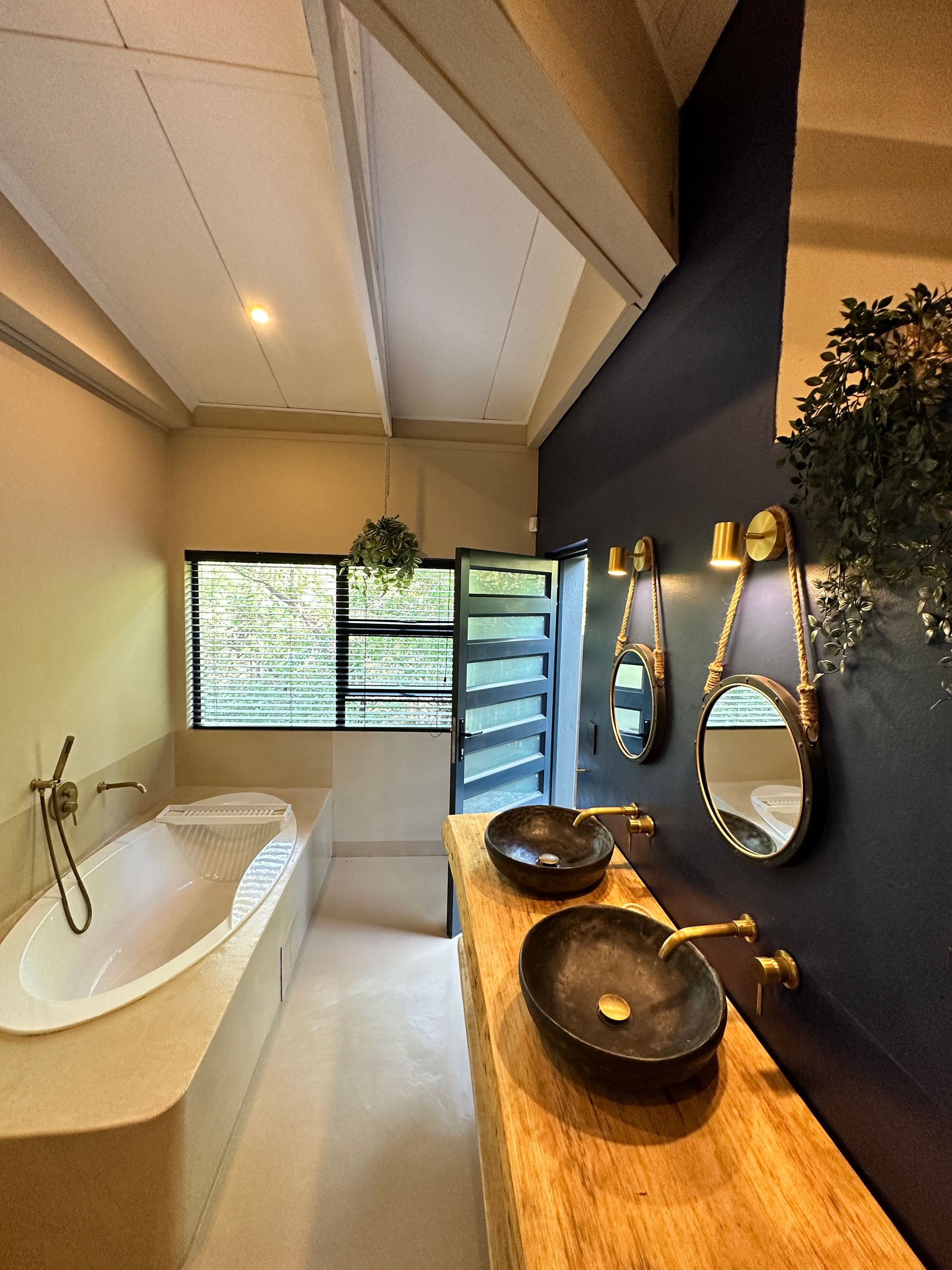 A bathroom with two sinks and a bathtub.