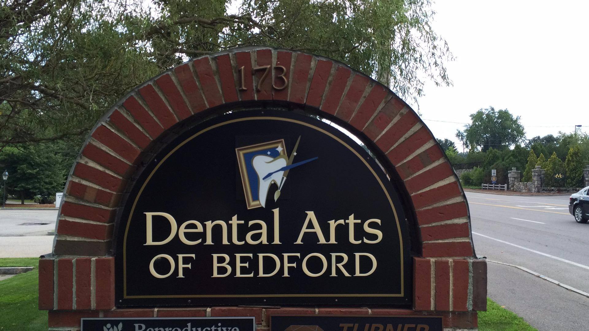 dental arts of bedford street sign