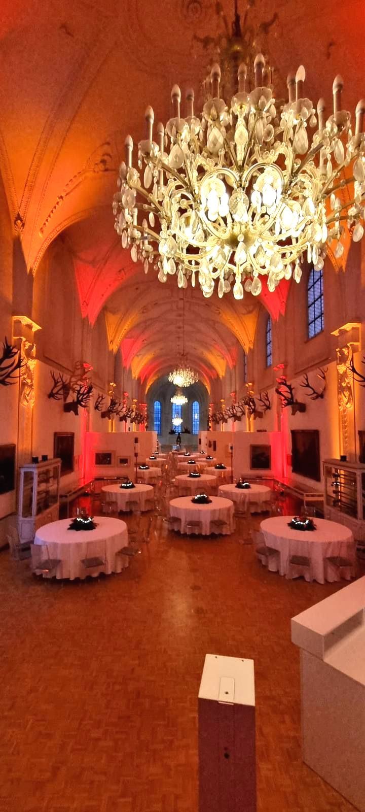 eingeleuchtet-weißer-Saal-Venue1315-Kirche-Eventlocation-München