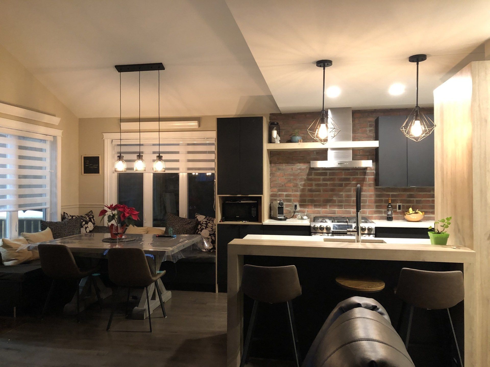 Une cuisine et une salle à manger dans une maison avec une table et des chaises.