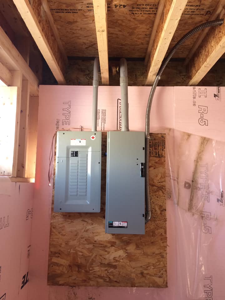 Deux panneaux électriques sont suspendus au plafond d'une pièce.