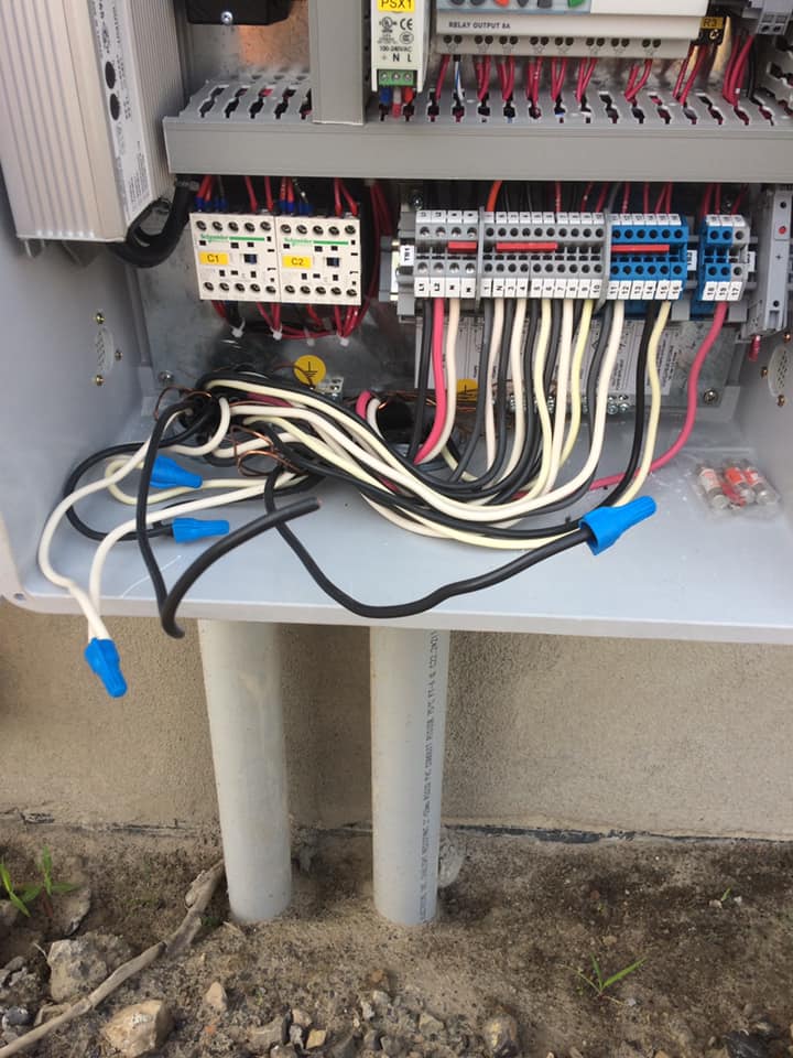 Un tas de fils sont connectés à une boîte électrique.