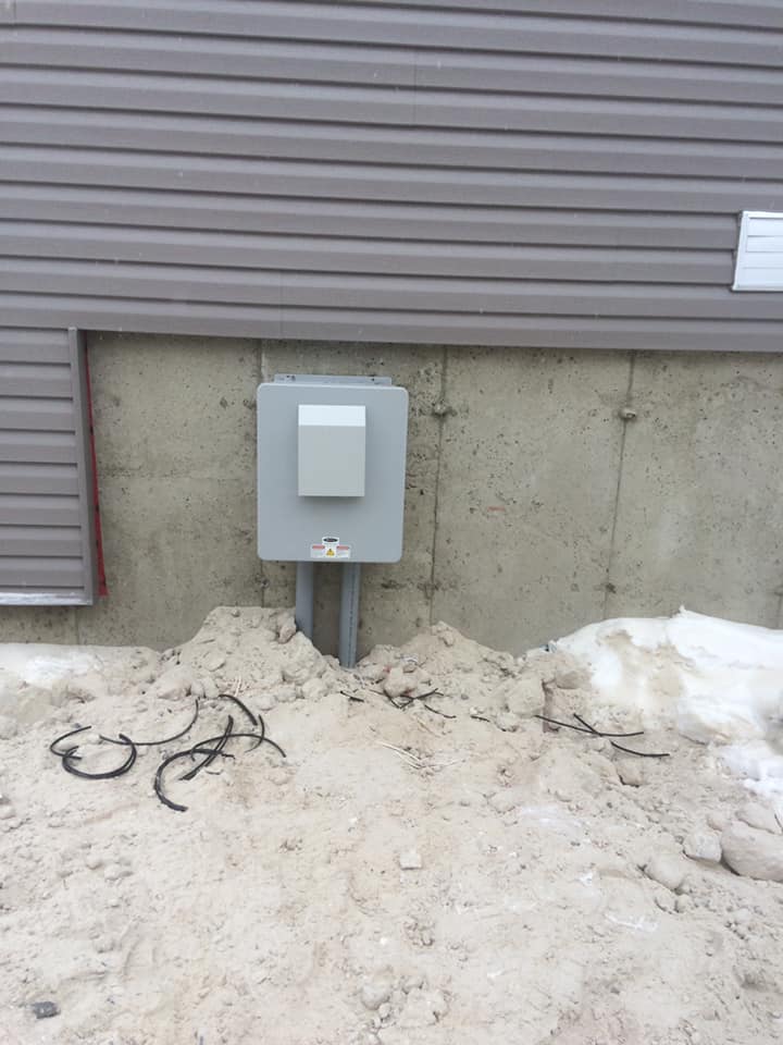 Il y a une boîte sur le côté d'un bâtiment dans la neige.