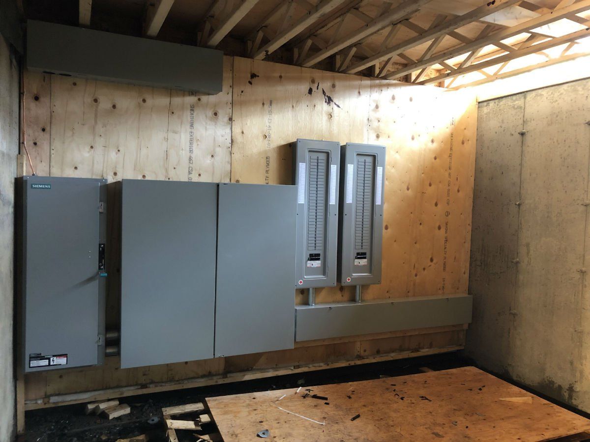 Une pièce avec beaucoup de boîtes électriques sur le mur