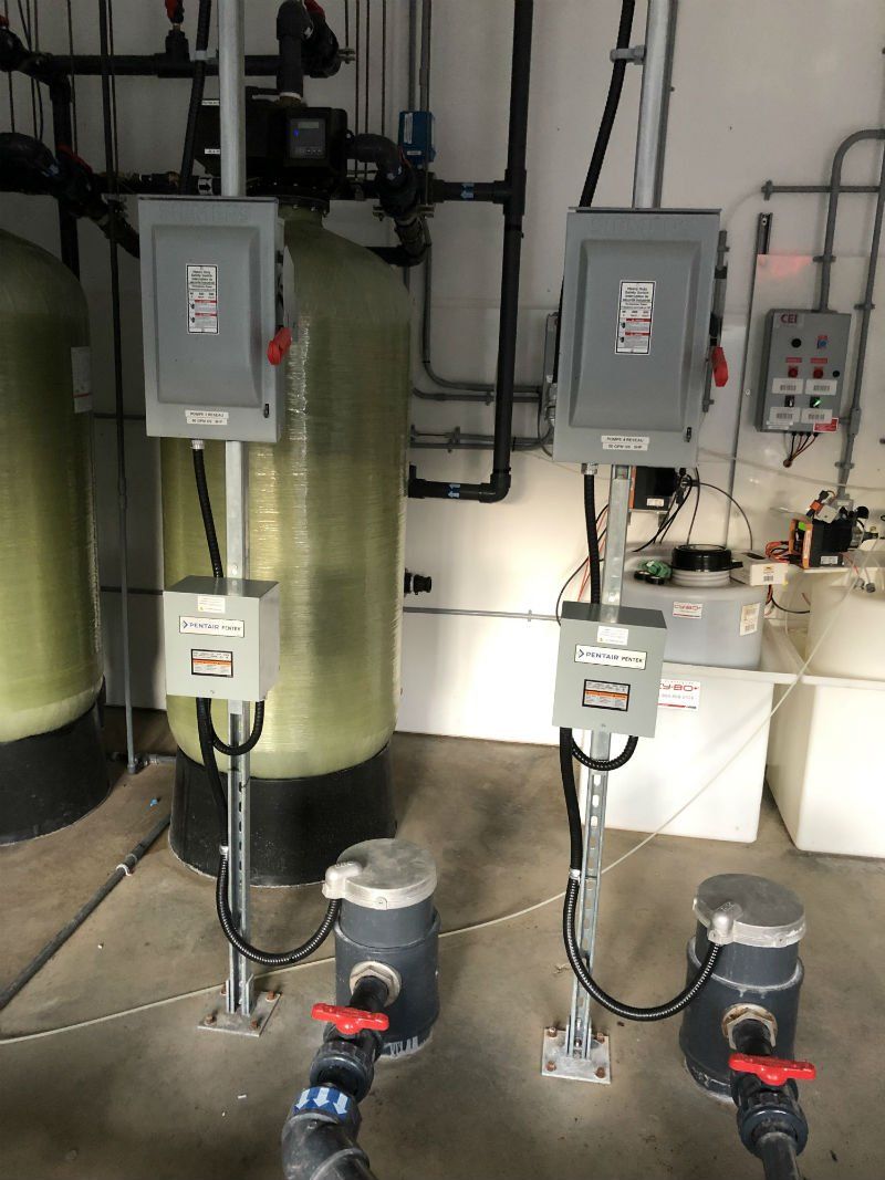 Deux réservoirs d'eau sont placés l'un à côté de l'autre dans une pièce.