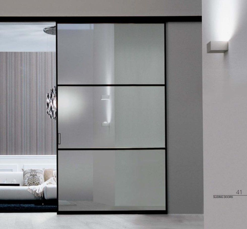 Telaio nero e vetri satinati per porta scorrevole