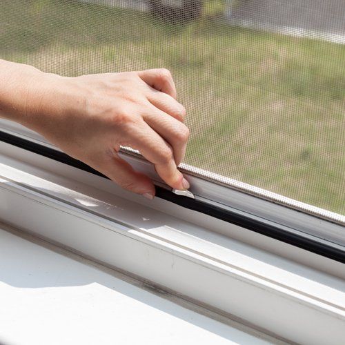 Mano che chiude zanzariera