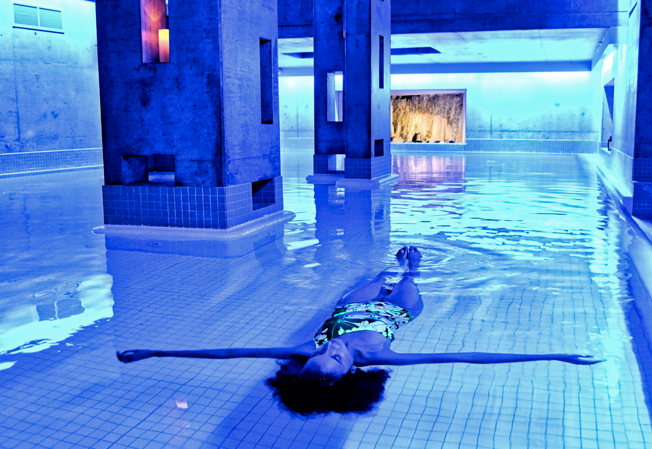 Woman floating in saltwater pool for Källa Treatment