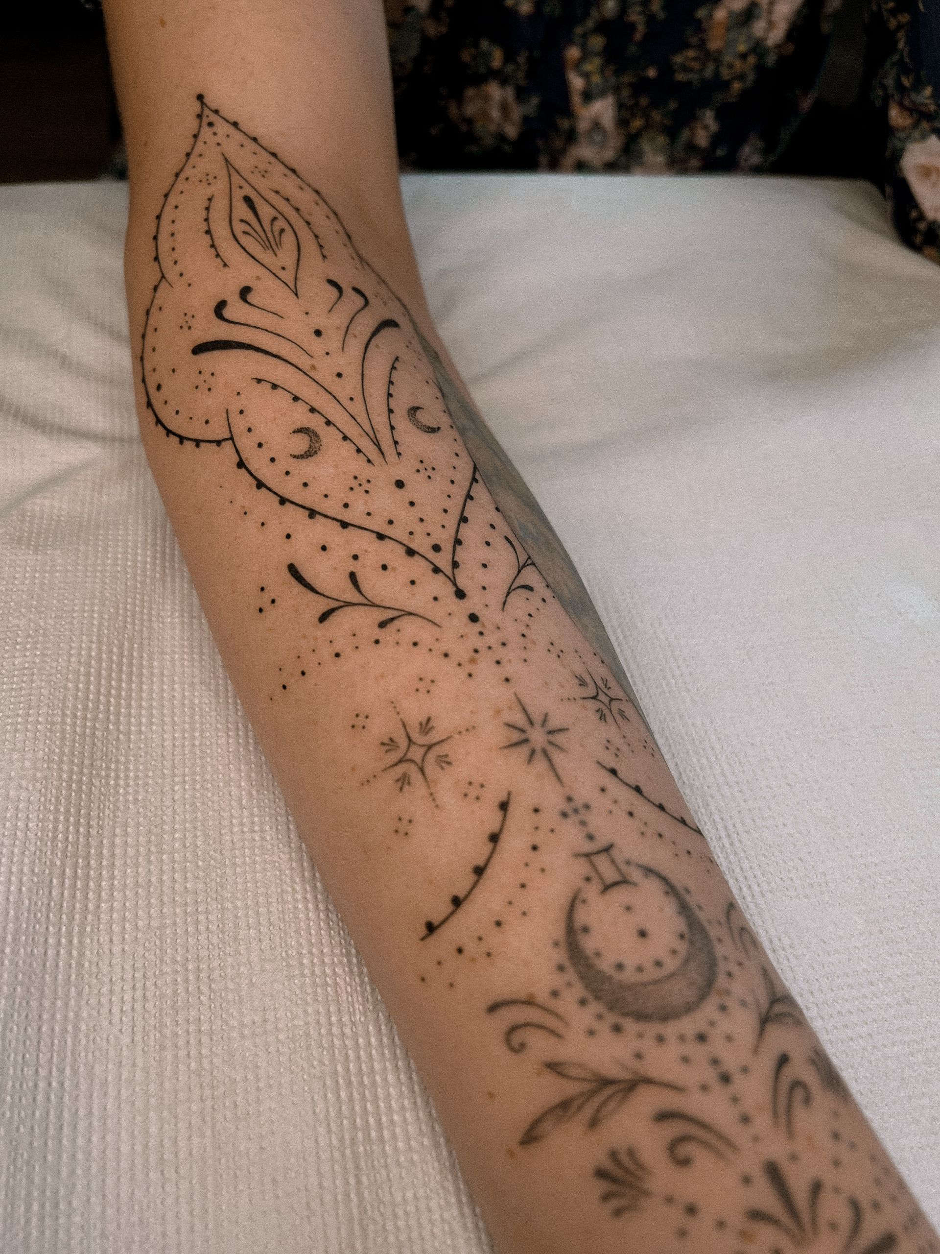 Um close do braço de uma pessoa com uma tatuagem.