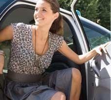 Donna in auto