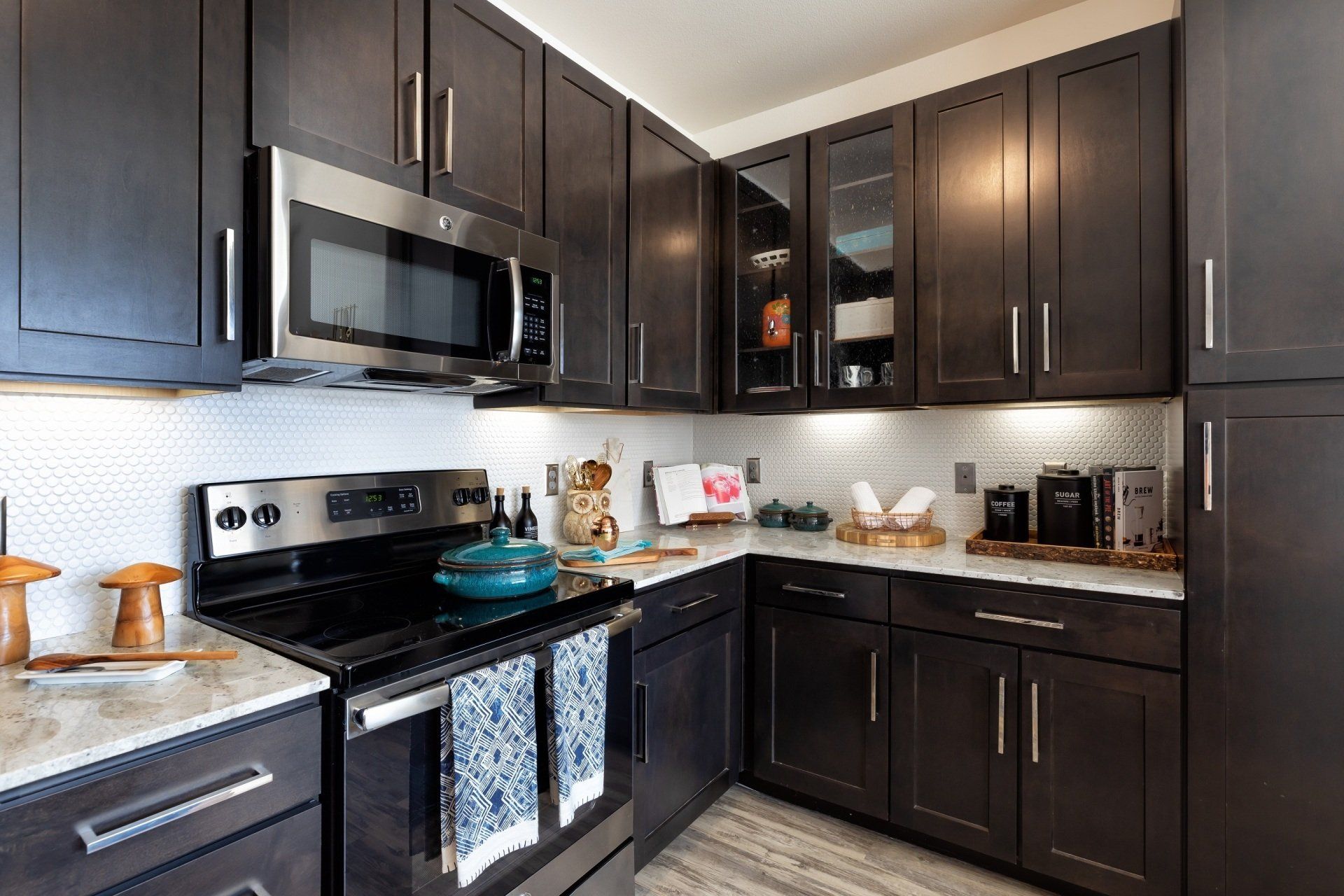 Mercantile River District | Kitchen with Oven
