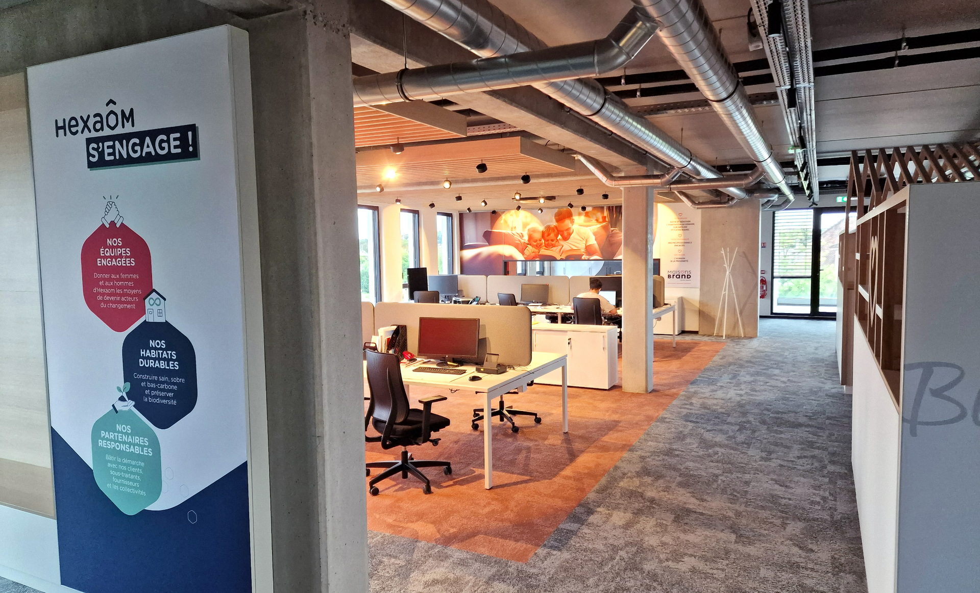 Intérieur de bureau : espace de travail ouvert avec bureaux.