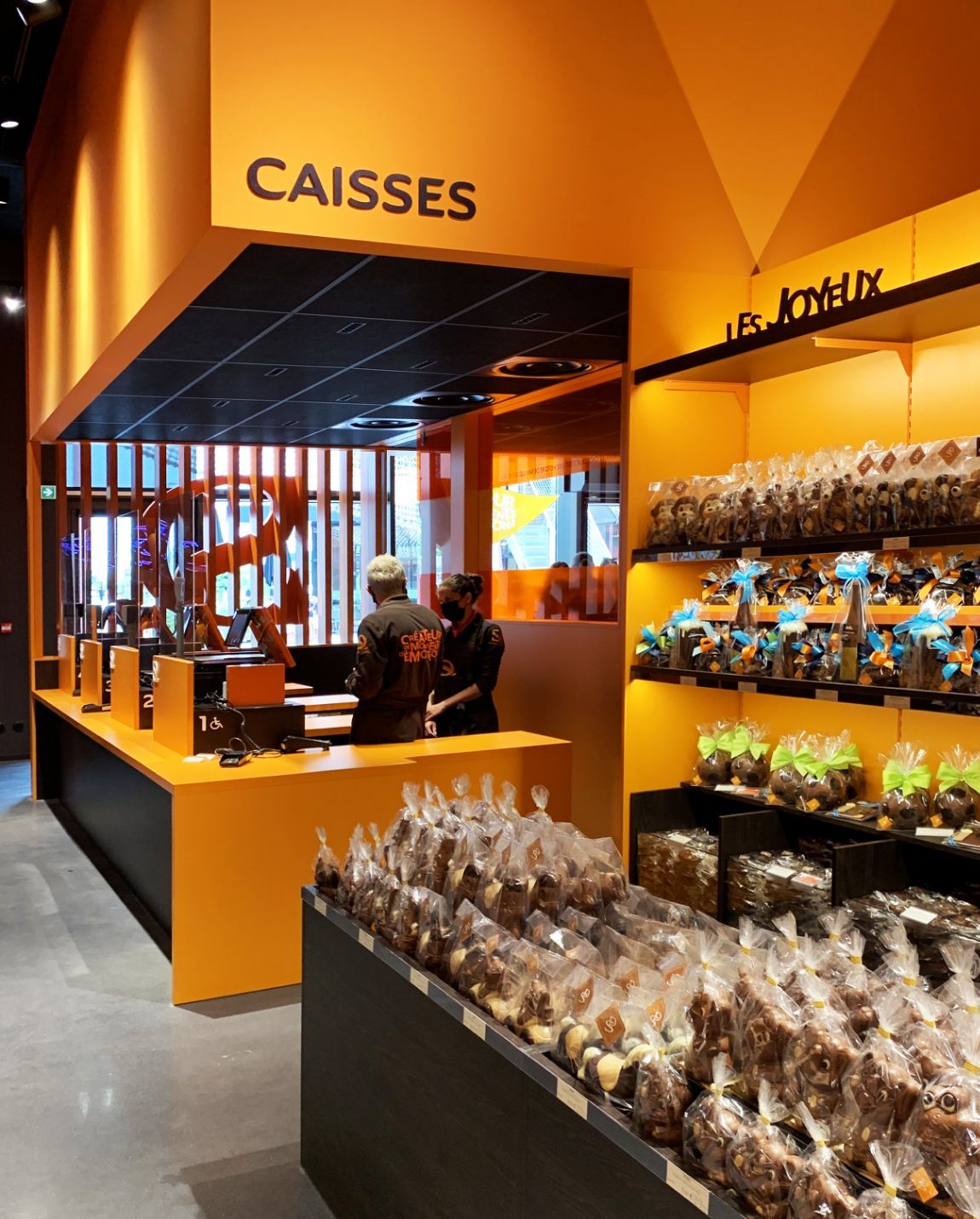 L'intérieur d'une chocolaterie,caisse, étagères de friandises.
