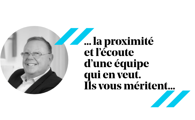 Homme à lunettes, citation : « …la proximité et l’écoute attentive d’une équipe qui le souhaite. Ils vous méritent… »