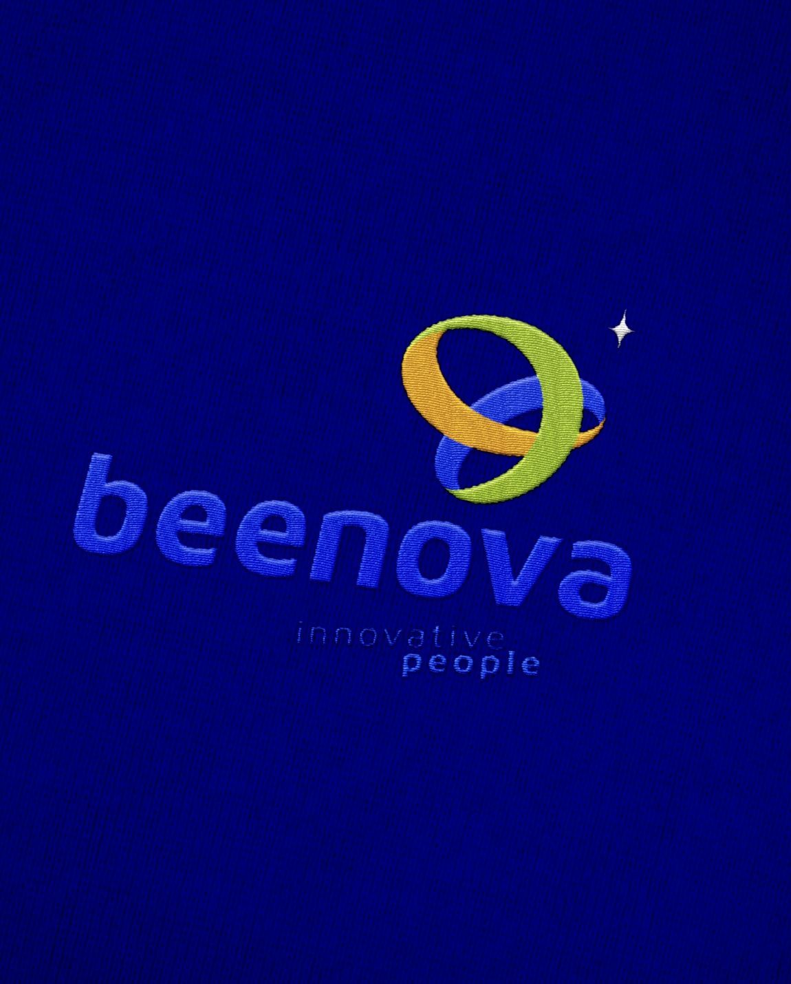 Logo Beenova brodé sur tissu bleu.