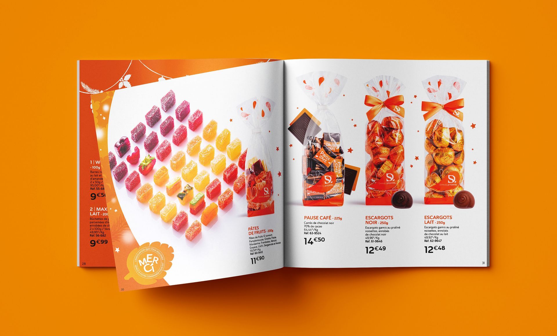 Livre ouvert de friandises. Bonbons gélifiés et sachets de pop-corn au caramel présentés sur fond orange.