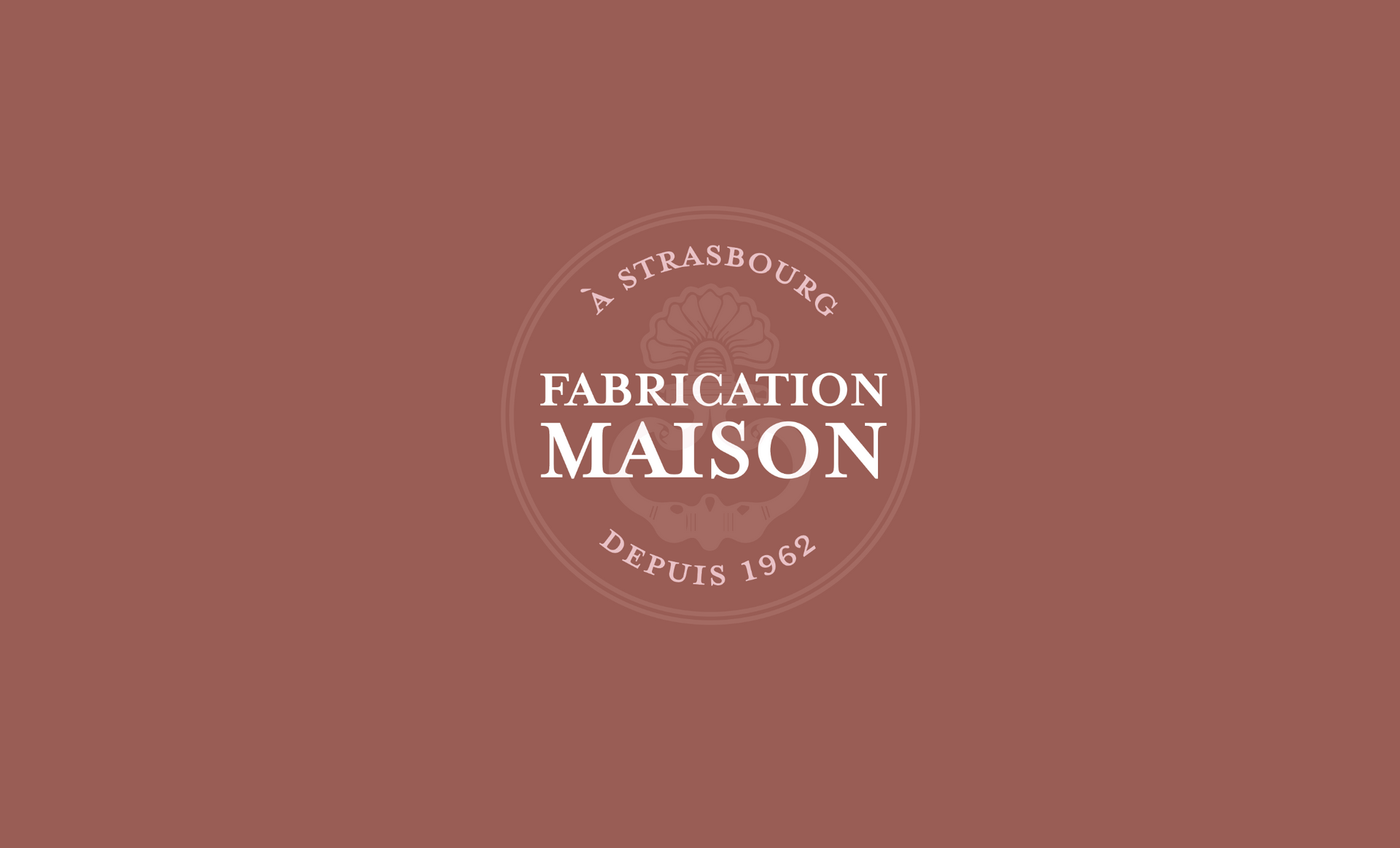 Logo : « Fabrication Maison » en blanc dans un cercle. « À Strasbourg » et « Depuis 1952 » encadrent le texte.