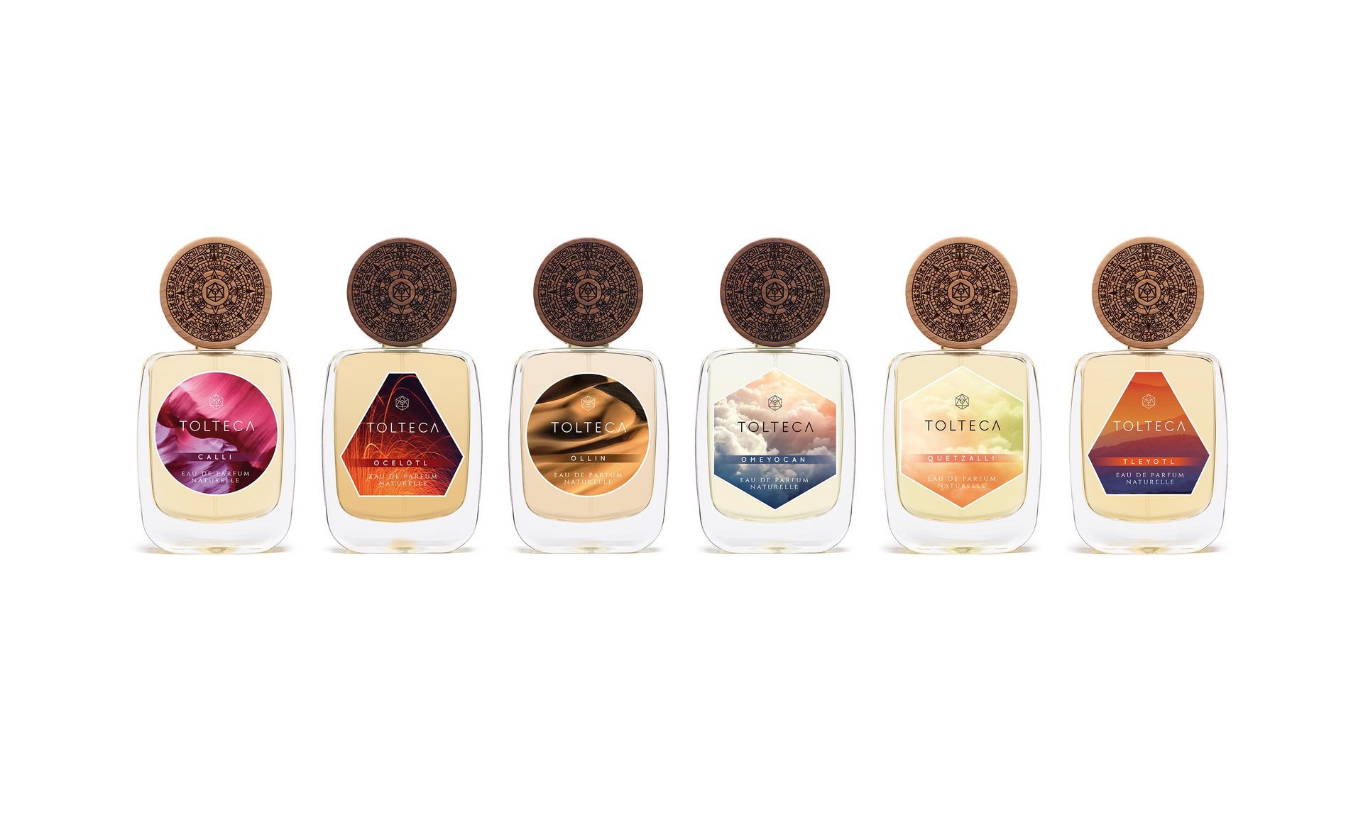 Six flacons de parfum aux motifs géométriques colorés, bouchons sphériques marron, fond blanc.