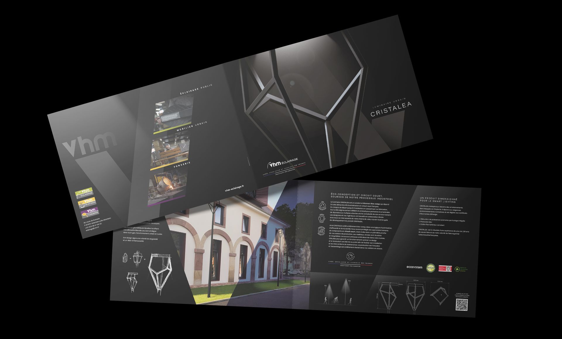 Brochure à trois volets avec images et texte architecturaux, design noir et gris.