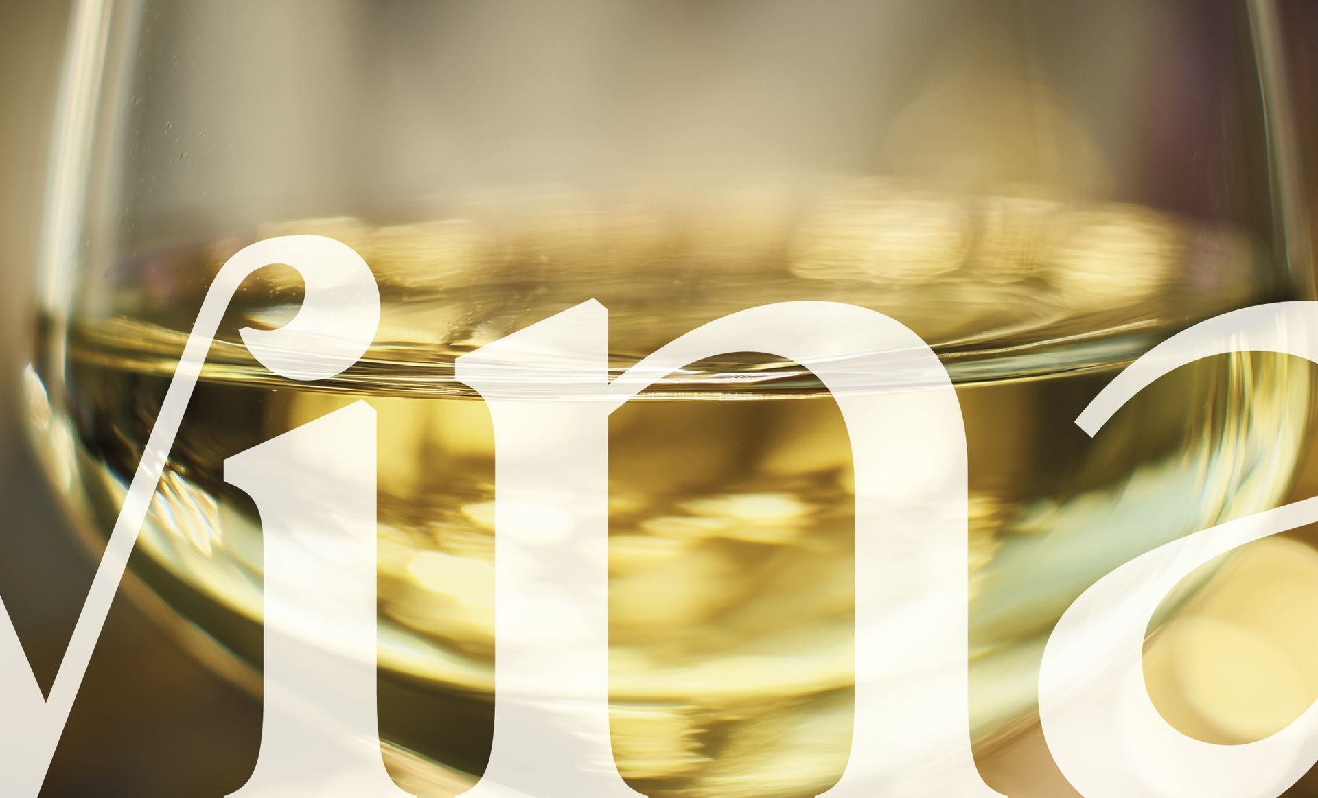 Gros plan sur un verre rempli  ; texte superposé « vina » en police stylisée.