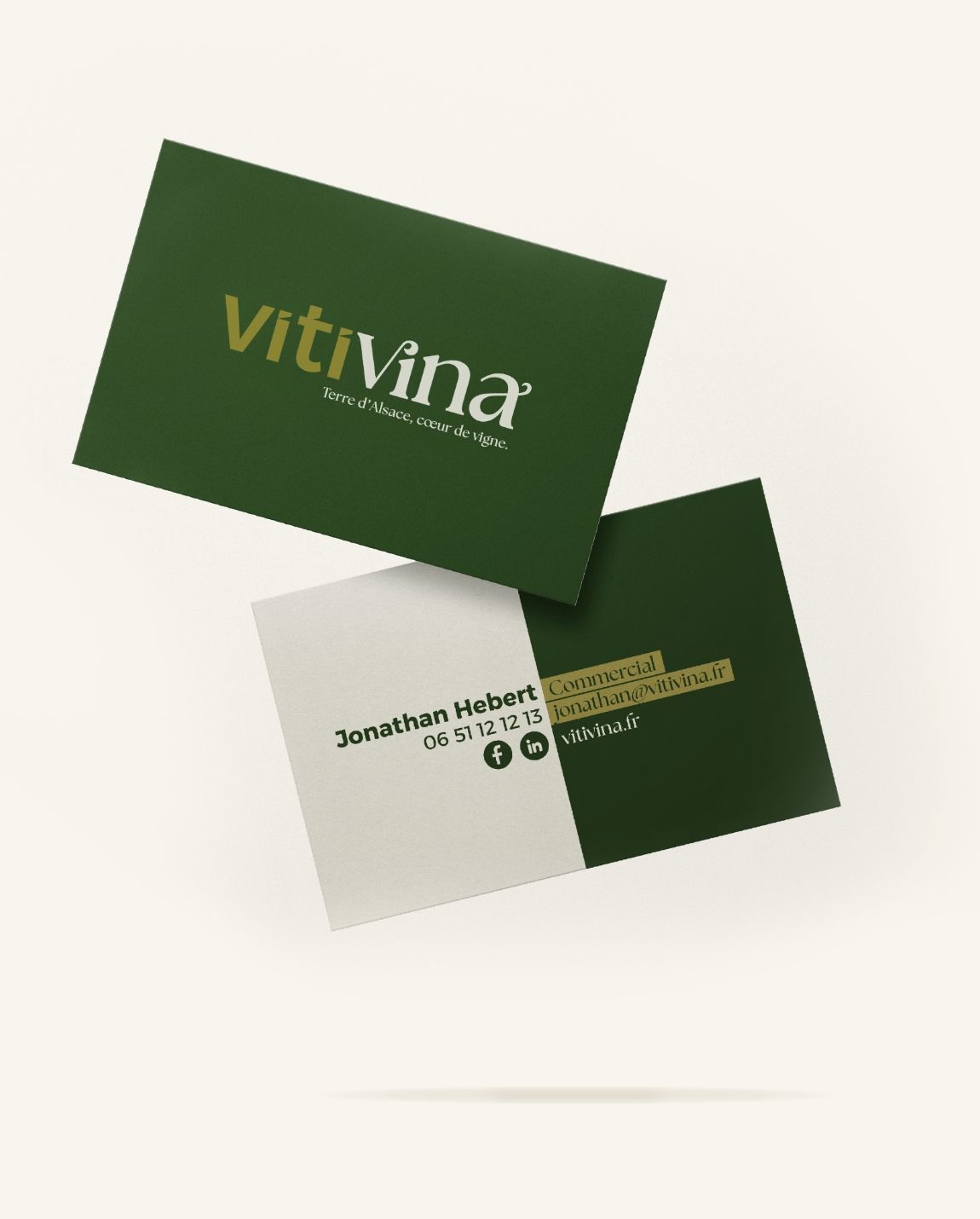 Un homme, coiffé d'une casquette et vêtu d'une chemise sombre, examine une cabosse de cacao en extérieur.