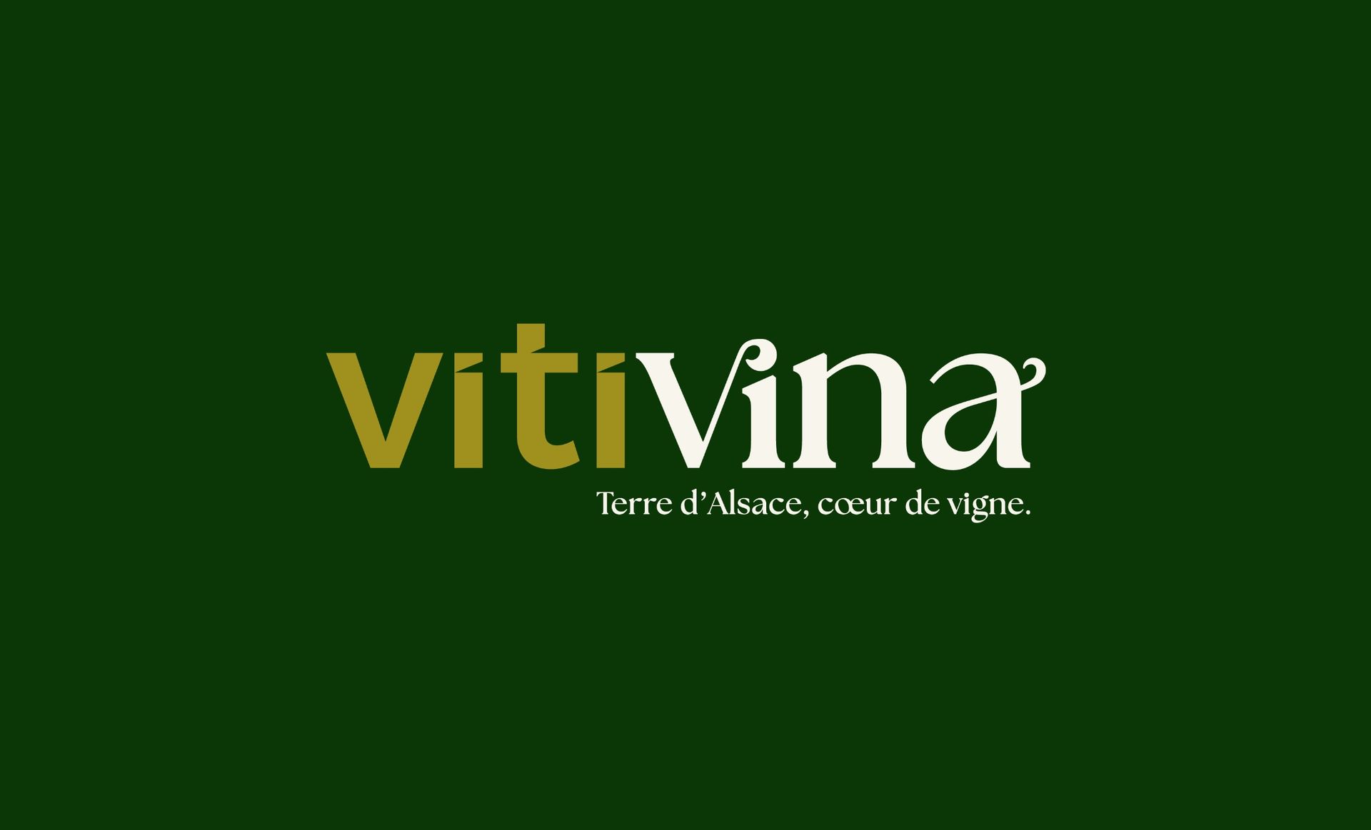 Logo pour « Vitivina » en or et blanc sur fond vert foncé.