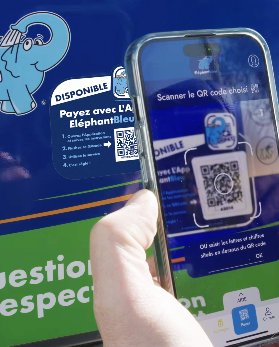 Une main tenant un téléphone scanne un code QR sur une machine bleue Elephant Bleu.