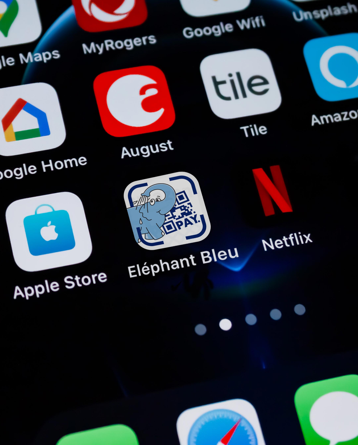 Écran de smartphone avec des icônes d'applications, notamment Netflix, Apple Store et un logo d'éléphant bleu.
