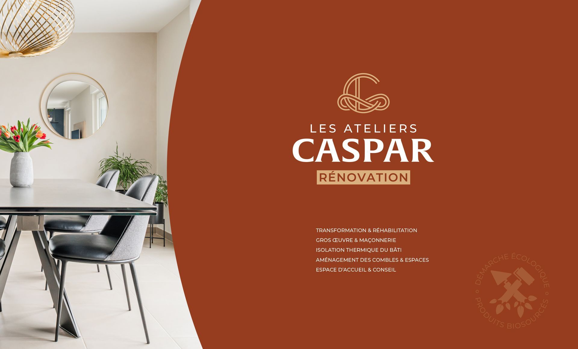 Scène de décoration intérieure avec logo pour Caspar Renovation. Une table à manger est posée sur un fond en terre cuite.