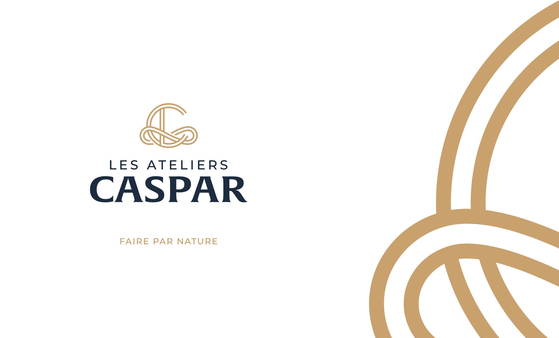 Logo pour Les Ateliers Caspar avec un motif de nœud en or et un texte en bleu marine et or sur fond blanc.