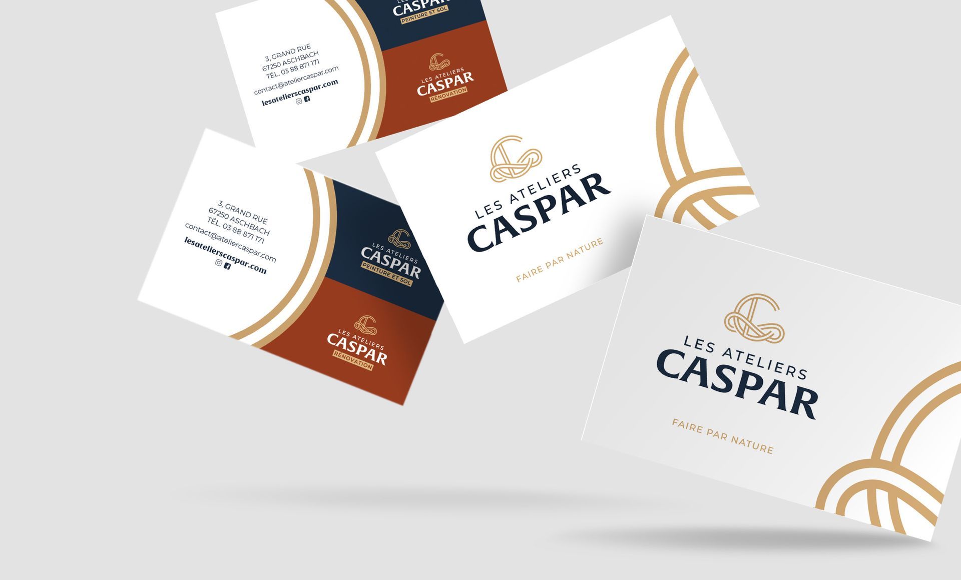 Cartes de visite en vol, arborant le logo « CASPAR », avec des accents bleus, marron et dorés.