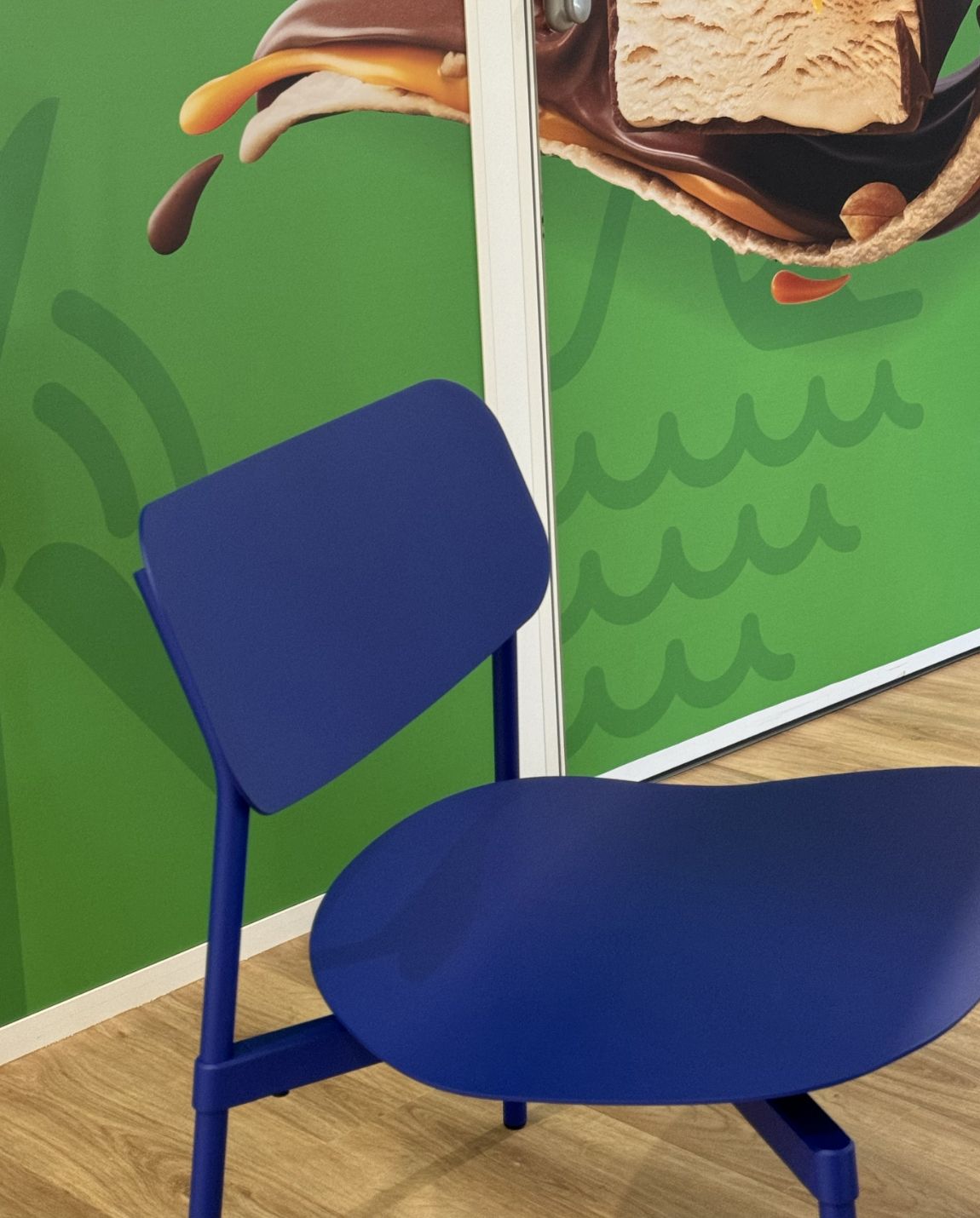 Chaise bleue devant un mur vert avec un graphique de nourriture.