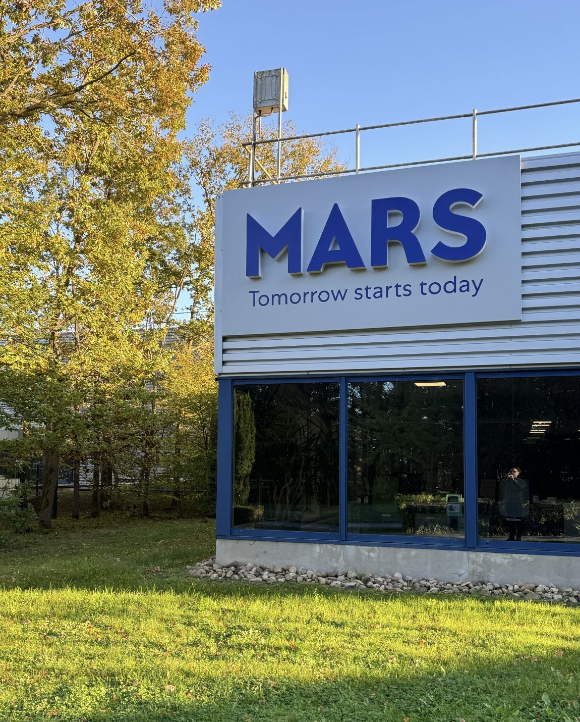 Panneau pour la société Mars : lettres bleues sur un bâtiment