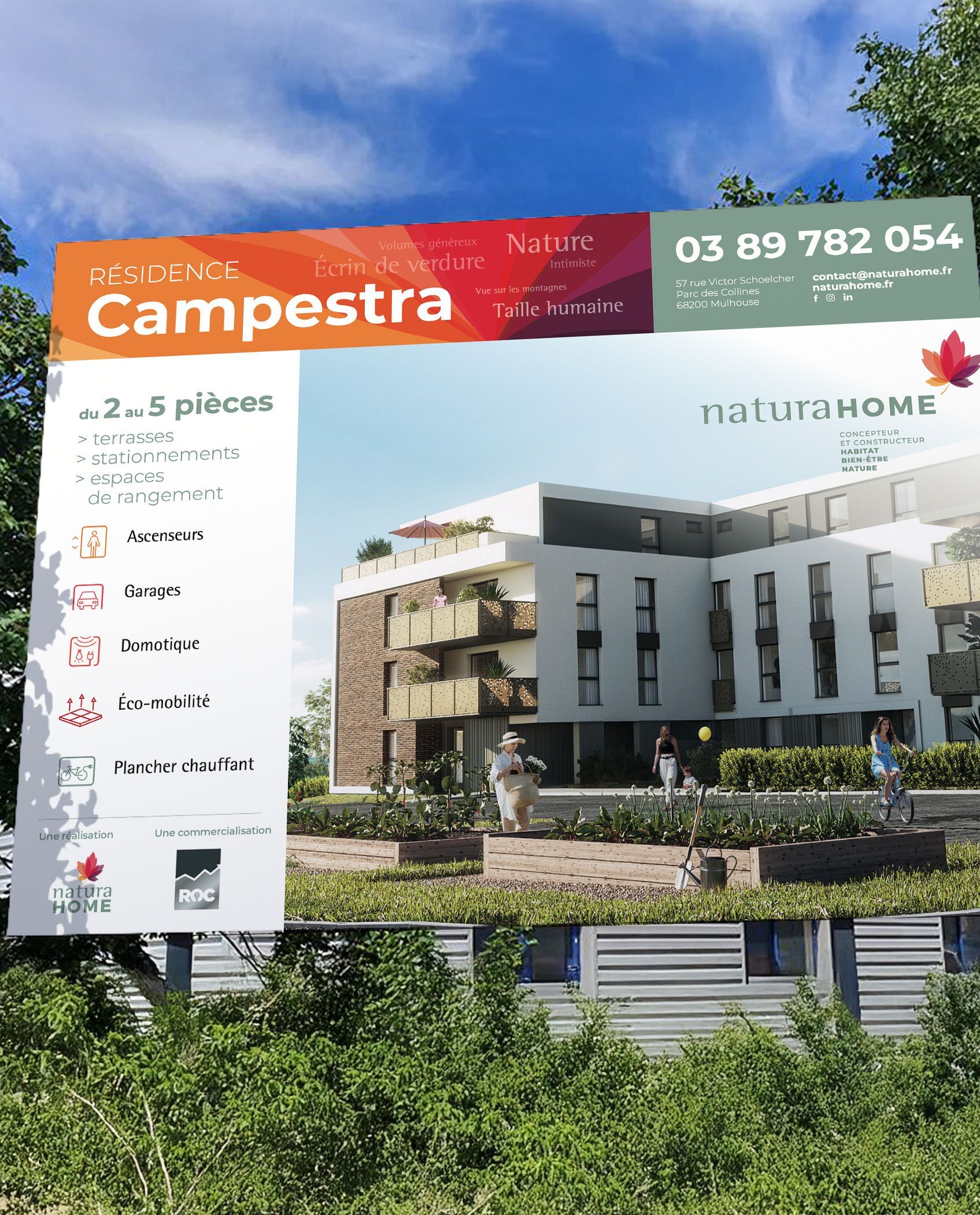 Tablette affichant un site Web de conception architecturale avec des images d'intérieurs.