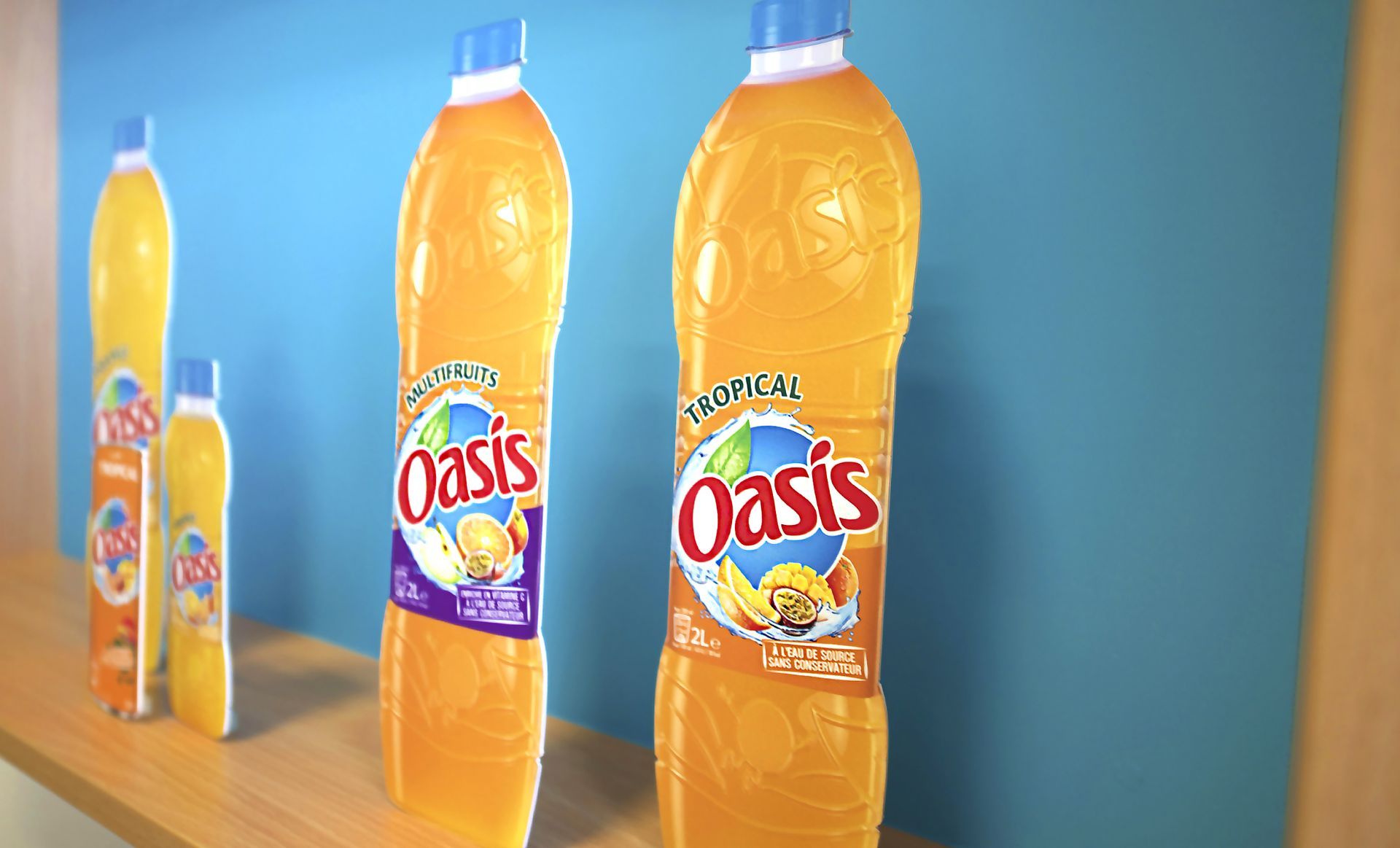 Bouteilles de jus Oasis sur une étagère devant un mur bleu. Les bouteilles sont orange et portent le logo Oasis.