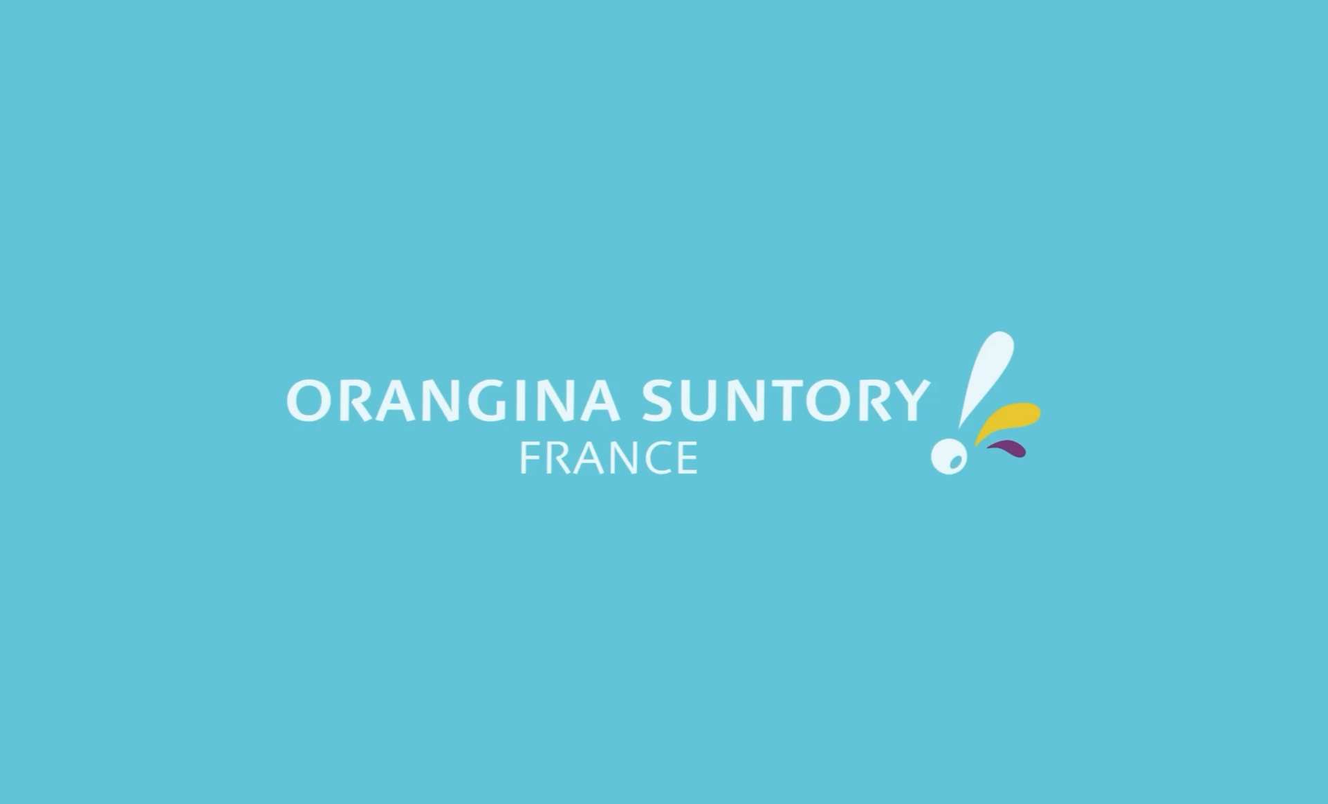 Logo Orangina Suntory France sur fond bleu clair ; texte blanc avec un point d'exclamation coloré.