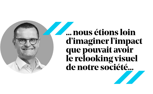Homme à lunettes avec une citation sur le relooking visuel.