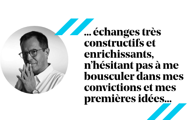 Homme à lunettes avec une citation sur les échanges constructifs et enrichissants.