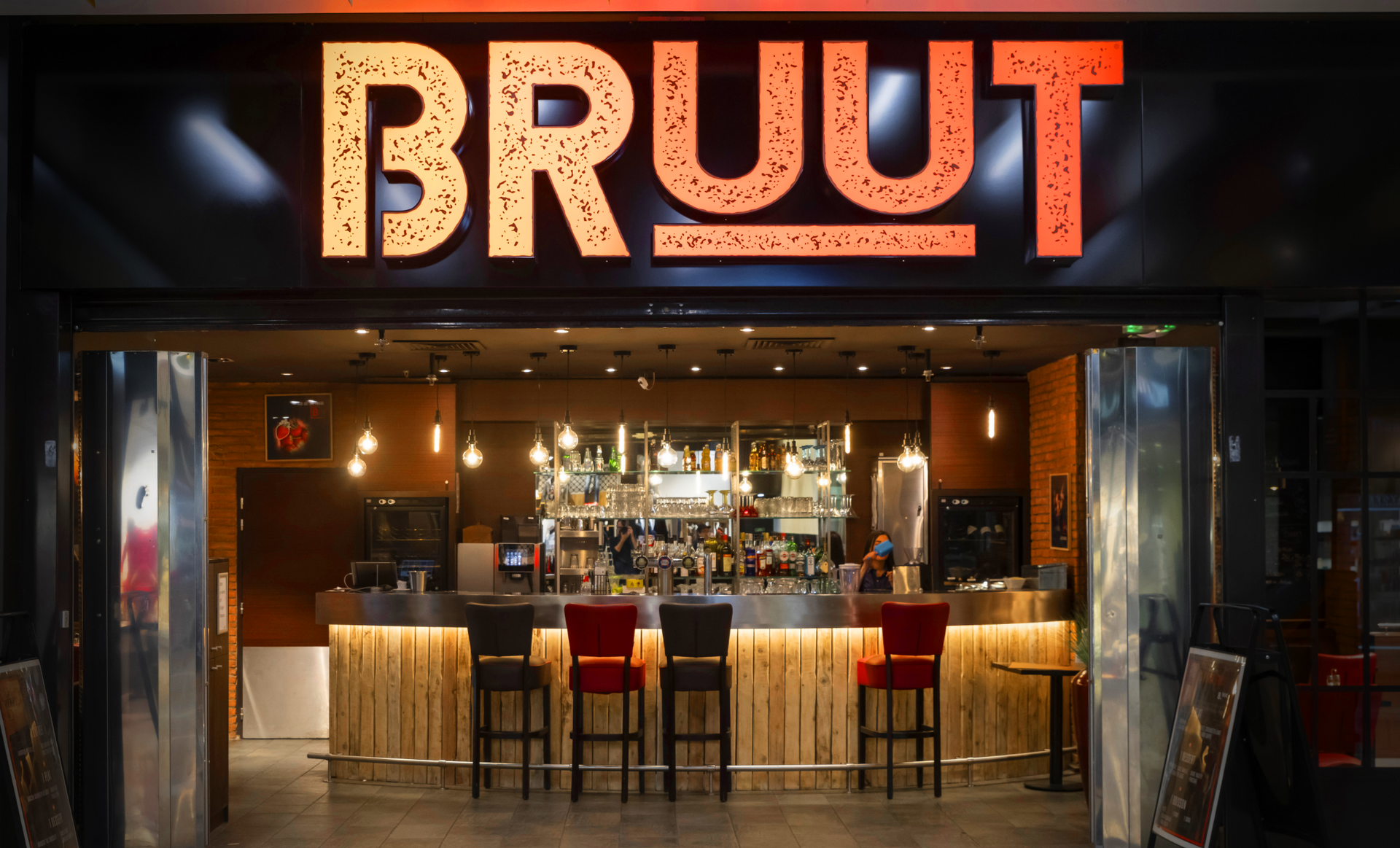Entrée du restaurant avec enseigne 