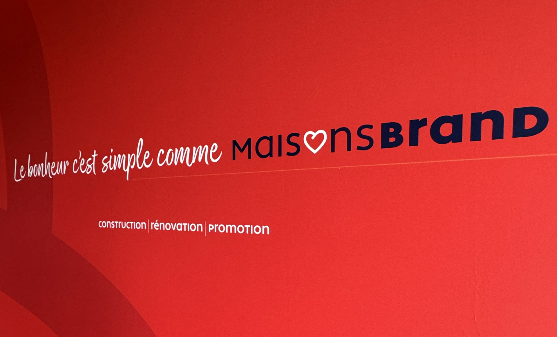 Mur rouge avec texte blanc : 
